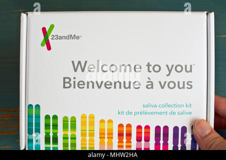 Hand 23andMe DNA-Test Kit. Home DNA Test Kit. Stockfoto