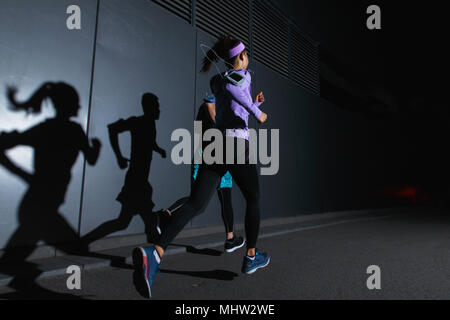 Männer und Frauen, die im Freien Stockfoto