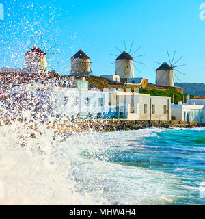 Berühmte windmillls von Mykonos an der Küste der Ägäis, Kykladen, Griechenland Stockfoto