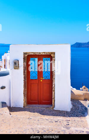 Alte Tür in Santorini, Griechenland. Eingang zu einem Gebäude unten Stockfoto