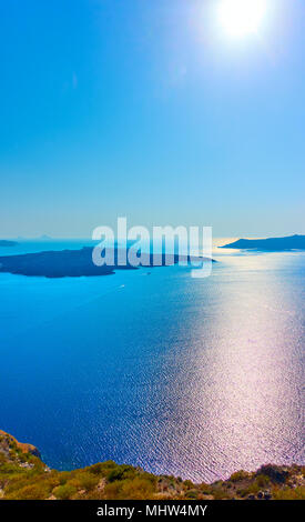 Schöne Aussicht auf das Ägäische Meer an einem sonnigen Tag von der Insel Santorini, Griechenland Stockfoto