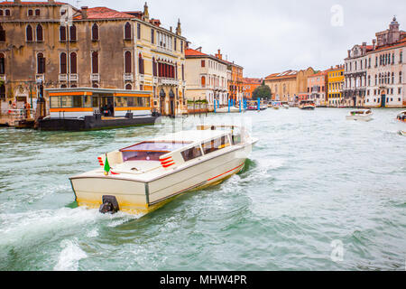 Wasser Taxi in Grand Canal in Venedig, Italien Stockfoto