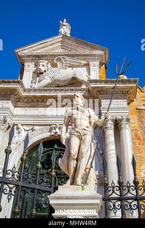 Marmor sculture von Poseidon vor dem Eingang auf die Venezianische Arsenal, Venedig, Italien Stockfoto