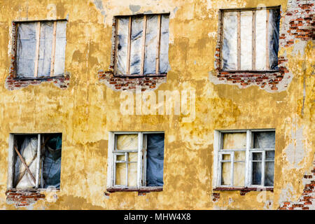 Mit Brettern vernagelt, schmutzig, Holz Fenster in einem verlassenen zerstörten Haus Stockfoto