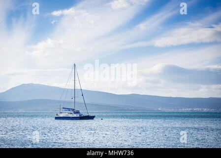 Marine mit schönen Wolken und Yacht. Selami, Urla, Izmir, Türkei Stockfoto