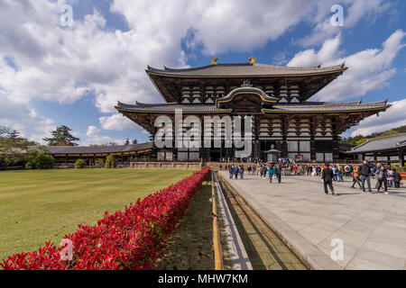 Schöne Sicht auf die Außenseite der Haupthalle des Todai-ji Temple von Nara, Japan Stockfoto