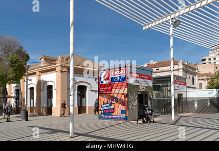 Palma, Mallorca, Balearen, Spanien. 2018. Die Plaça d'Espanya außerhalb der internationalen Bahnhof von Palma, Mallorca Stockfoto