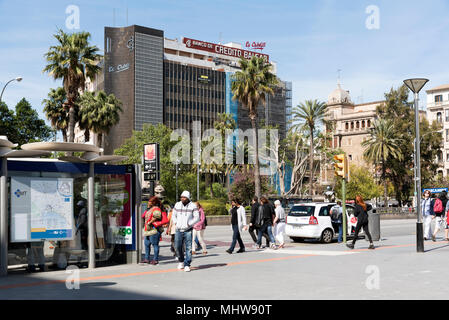 Palma, Mallorca, Balearen, Spanien. 2018. Die Plaça d'Espanya außerhalb der internationalen Bahnhof von Palma, Mallorca. An einer Bushaltestelle Stockfoto