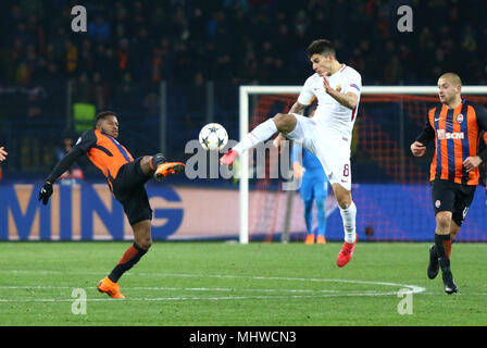 Charkow, Ukraine - 21. FEBRUAR 2018: Fred von Shakhtar Donetsk (L) kämpft für eine Kugel mit Diego Perotti der AS Roma während der UEFA Champions League. Stockfoto