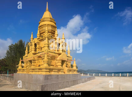 Laem Sor Pagode Kleine, goldene Pagode mit verzierten Details in einem serene Oceanfront Einstellung in Taling Ngam, Ko Samui Stockfoto