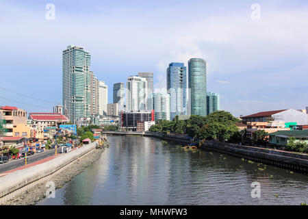 MANILA - Juni 12: Die pasig Fluss in Makati vorbei an hohen Aufstieg Eigentumswohnung Gebäude von Rockwell distrcit am 12. Juni 2014 in Manila. Die 25 Kilometer lange Pa Stockfoto