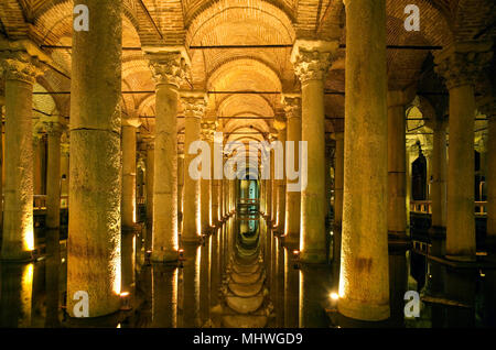 Istanbul, Türkei; Zisterne Yerebatan Saray, aka die Basilika oder Versunkenen Zisterne Stockfoto