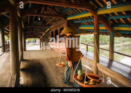 In der Nähe von Hue, Vietnam; Thanh Toan Covered Bridge Stockfoto