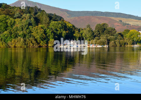 Blick nach Westen über Derwent Water von Keswick im Nationalpark Lake District in Cumbria, England Stockfoto