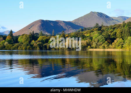 Blick nach Westen über Derwent Water von Keswick im Nationalpark Lake District in Cumbria, England Stockfoto