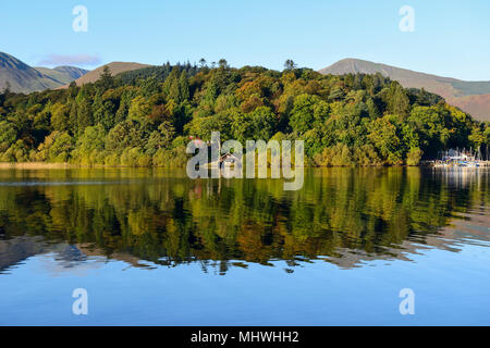 Blick nach Westen über Derwent Water von Keswick im Nationalpark Lake District in Cumbria, England Stockfoto