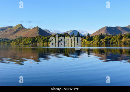 Blick nach Westen über Derwent Water von Keswick im Nationalpark Lake District in Cumbria, England Stockfoto