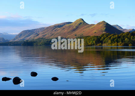 Blick nach Westen über Derwent Water von Keswick im Nationalpark Lake District in Cumbria, England Stockfoto