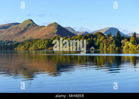 Blick nach Westen über Derwent Water von Keswick im Nationalpark Lake District in Cumbria, England Stockfoto