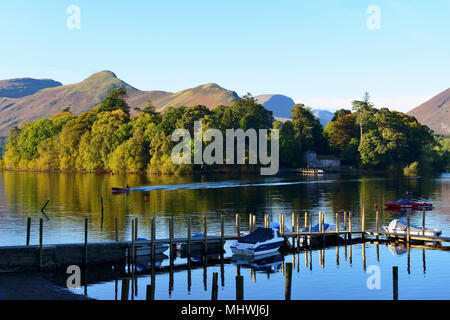 Derwent Isle von Keswick Bootssteg auf Derwent Water im Nationalpark Lake District in Cumbria, England Stockfoto