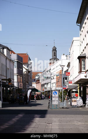 Rüsselsheim, Deutschland - 11 April 2018: Fußgänger und Passanten gehen Sie shoppen in der Market Street am 11. April 2018 Ruesselsheim. Stockfoto