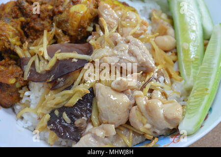 Gebratenen Hähnchen mit Scheibe Ingwer und schwarzen Pilz auf Reis Stockfoto