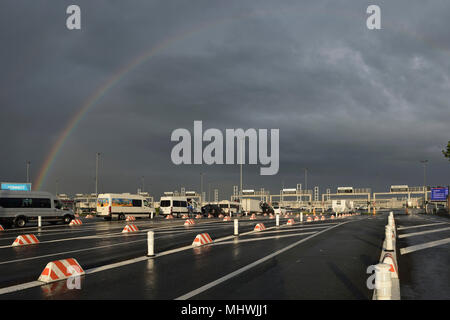 Regenbogen über den Eurotunnel Calais Terminal, Arras, Frankreich Stockfoto