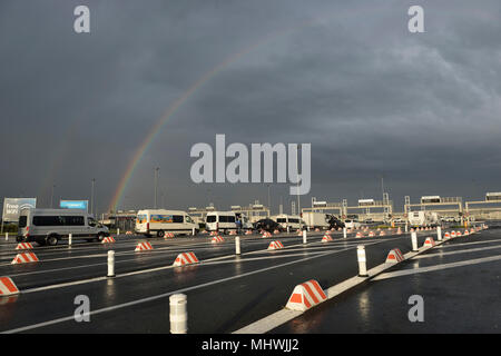 Regenbogen über den Eurotunnel Calais Terminal, Arras, Frankreich Stockfoto