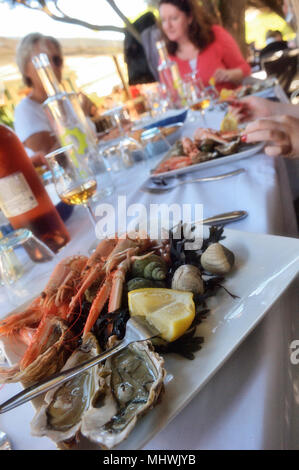 Plateau de fruits de Mer serviert im Les Paillotes seafood restaurant, Insel Aix, Charente-Maritime, Frankreich Stockfoto