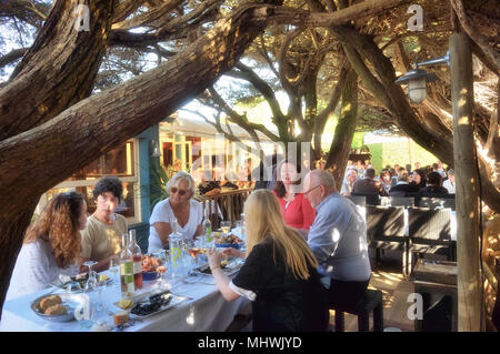 Mittag Diners im Les Paillotes seafood restaurant, Insel Aix, Charente-Maritime, Frankreich Stockfoto