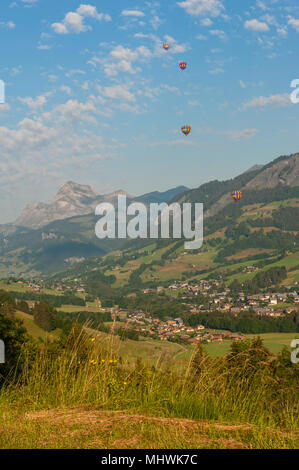 Heißluftballon. Megève Tal nr "Flocons de Sel" Hotel & Restaurant. Haute-Savoie. Die Region Rhône-Alpes. Frankreich Stockfoto