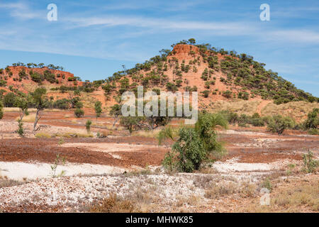 Roten Tafelberge auf dem Kennedy Entwicklung Straße zwischen Winton und Middleton in outback Central Queensland. Stockfoto