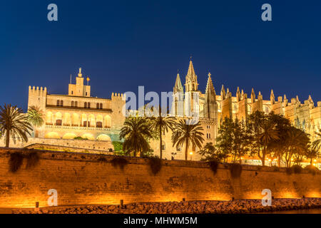 Königspalast la Almudaina und Kathedrale La Seu in der Abenddämmerung, Palma de Mallorca, Mallorca, Balearen, Spanien | Der Königliche Palast von La Almuda Stockfoto