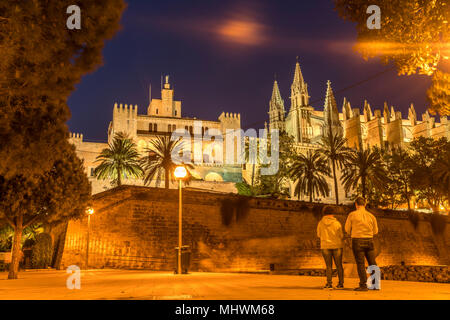 Königspalast la Almudaina und Kathedrale La Seu in der Abenddämmerung, Palma de Mallorca, Mallorca, Balearen, Spanien | Der Königliche Palast von La Almuda Stockfoto