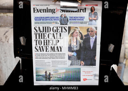 Die ajid erhält den Anruf sparen Mai 'Sajid Javid neue Tory Home Secretary mit Frau auf der vorderen Abdeckung Evening Standard Zeitung Schlagzeile 30. April 2018 zu helfen Stockfoto