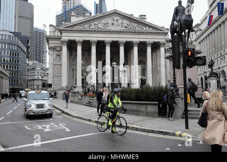 Radfahrer warten an der Ampel auf Threadneedle Street mit Blick auf die Royal Exchange vor der Bank of England in der City of London UK KATHY DEWITT Stockfoto