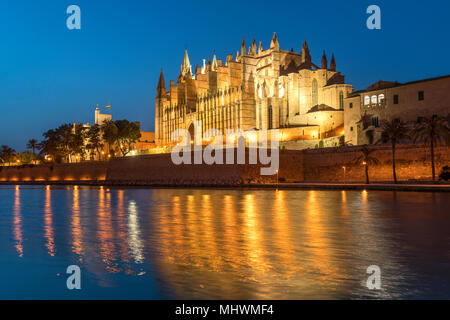 Kathedrale La Seu in der Abenddämmerung, Palma de Mallorca, Mallorca, Balearen, Spanien | Kathedrale La Seu bei Dämmerung, Palma de Mallorca, Mallorca Balea Stockfoto