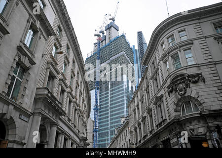 Blick auf 22 Bishopsgate ein Wolkenkratzer Austausch des Pinnacle Gebäude im Bau von Threadneedle Street in der City von London UK KATHY DEWITT Stockfoto