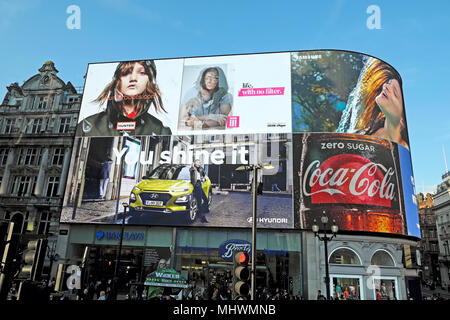 Hunter Stiefel, Hyundai, Coca Cola, BBC III und Samsung Werbung auf eine elektronische Werbung mit Reklametafeln Piccadilly Circus, London England UK KATHY DEWITT Stockfoto