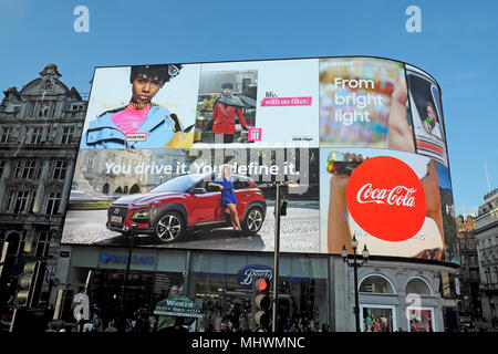 Hunter Stiefel, Hyundai, Coca Cola, BBC III und Samsung Werbung auf eine elektronische Werbung mit Reklametafeln Piccadilly Circus, London England UK KATHY DEWITT Stockfoto