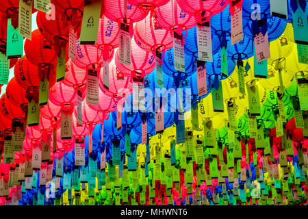 Bunte Papierlaternen gesehen von unten am Bongeunsa Tempel in Seoul. Stockfoto