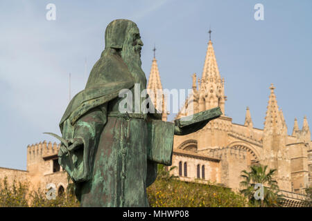 Statue Ramon Llull und die Kathedrale La Seu, Palma de Mallorca, Mallorca, Balearen, Spanien | Ramon Llull Statue und die Kathedrale La Seu, Palma de Mall Stockfoto