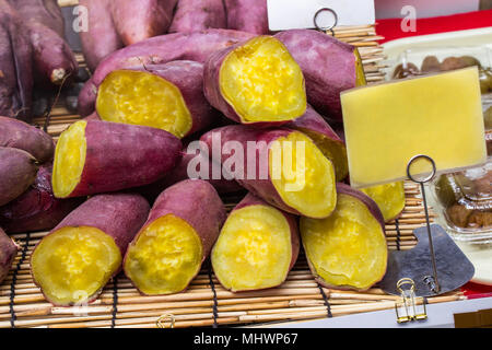 Japanische gedämpfte Kartoffel in: Kuromon Ichiba Markt der Präfektur Osaka, Japan. Stockfoto