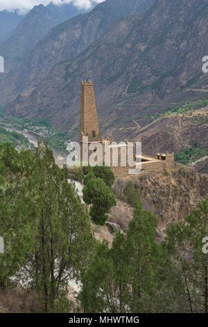 Alte Qiang Stein Wachturm in der Tibetischen Dorf Jiaju, Sichuan, China Stockfoto