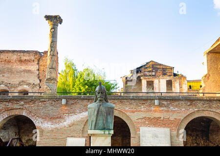 Bukarest, Rumänien - 28.04.2018: eine Büste von Vlad Tepes, Vlad the Impaler, die Inspiration für Dracula, in der alten fürstlichen Hof, Curtea Veche, in Bukarest Stockfoto