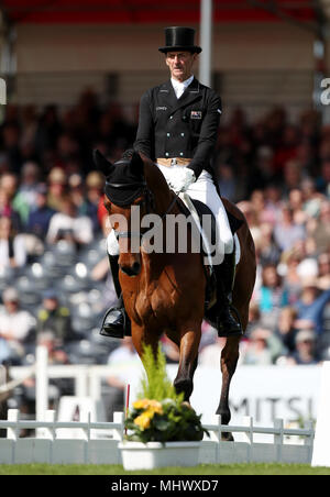 Sir Mark Todd mit Leonidas II. bei Tag zwei der Mitsubishi Motors Badminton Horse Trials im Badminton, Gloucestershire. Stockfoto