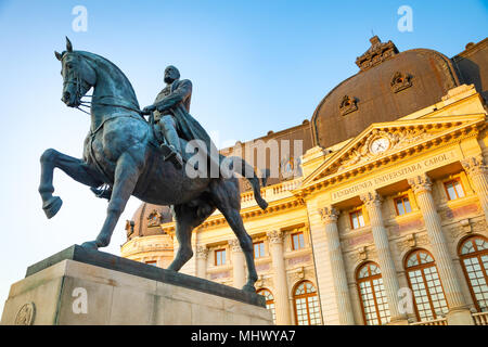 Bukarest, Rumänien - 28.04.2018: Reiterstandbild von Carol I vor dem Königlichen Palast in Bukarest Stockfoto