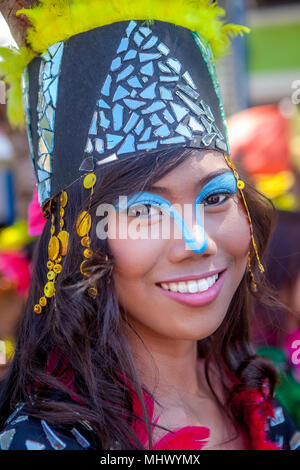 Porträt einer wunderschönen Teenage philippinischen Mädchen an der jährlichen Multi-Cultural Feier und Parade in Puerto Princesa, Palawan, Philippinen. Stockfoto