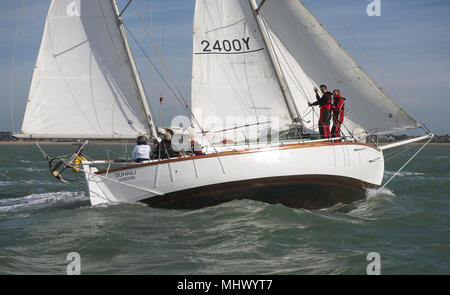 Die yacht Suhaili auf die Robin Knox-Johnston der erste Mensch geworden ist, um die Welt zu segeln - übergeben und non-stop in der 1968 Golden Globe Race. Stockfoto