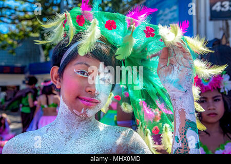 Ein Teenager Kleider in einem bunten Kostüm für die jährliche Parade an der Multi-Cultural Feier in Puerto Princesa, Palawan, Philippinen. Stockfoto